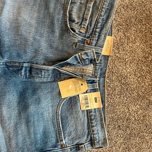 Levi's Light Blue Denim Jeans with Golden Stitching - Picture 4 of 4